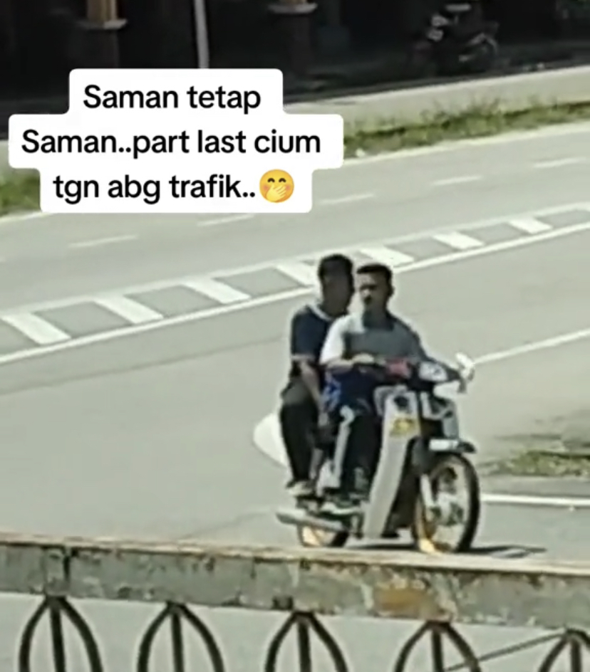 M'sian teen kisses traffic police's hand despite getting fined amuses netizens say he has good manners