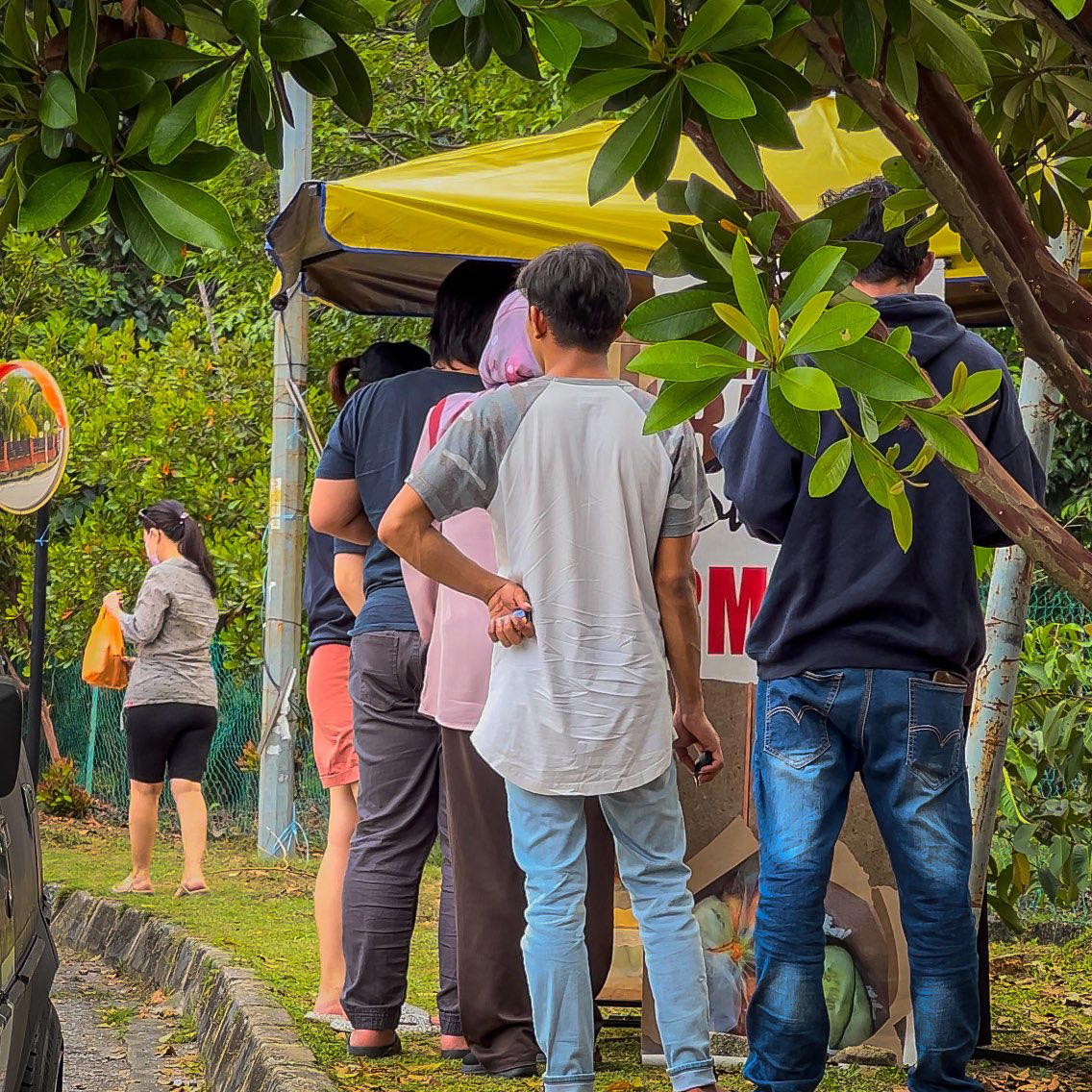 Customers lining up at nasi bajet shima