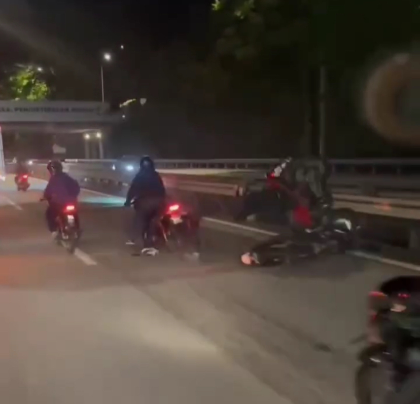 Viral video shows m'sian motorcyclists causing chain accident along highway