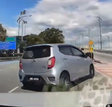 Perodua axia driver recklessly cuts across 3 lanes in jb without giving signals