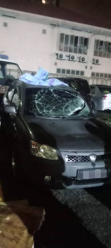 Puchong flat turns into giant 'waterfall' after rooftop water tank bursts, leaves 6 cars damaged | weirdkaya