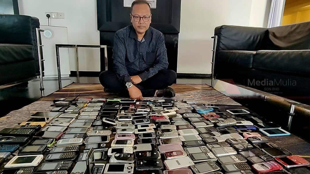 M'sian man spends over rm200k to collect 500 old phones, says he plans to keep it for his grandkids