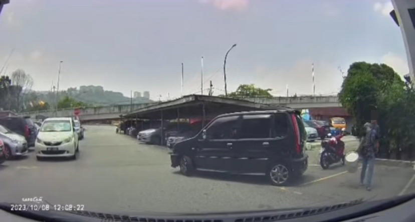 Malaysian woman ‘chopes’ parking spot with a bucket