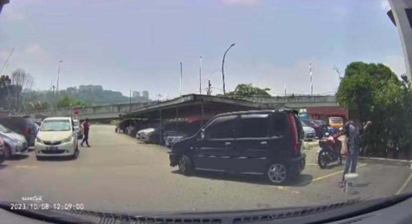 Malaysian woman ‘chopes’ parking spot with a bucket