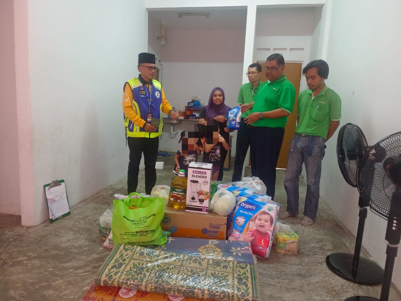 Johor islamic religious council (maij), jejak asnaf, and the general manager of econsave cash and carry supermarket, mas imran adam, paid a visit to siti nurfarahim.