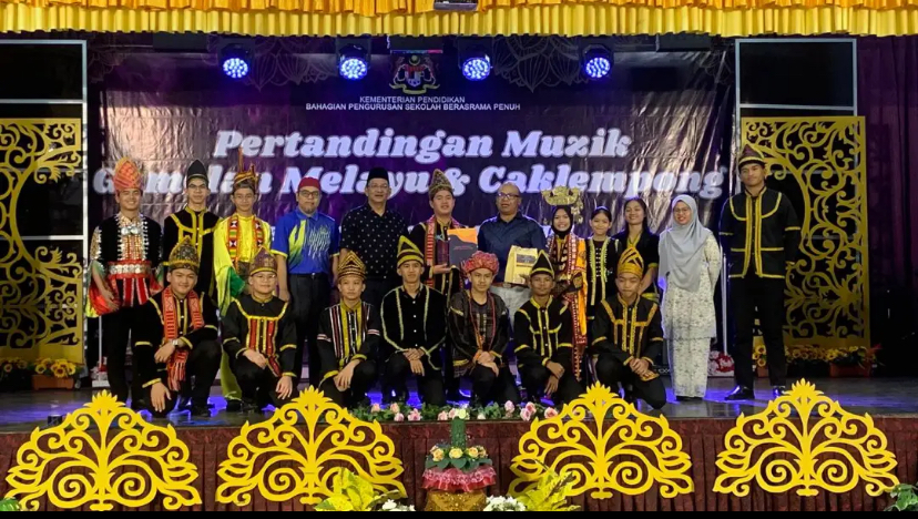 'yo phone linging' – sabah students surprise malay gamelan performance with viral meme twist | weirdkaya