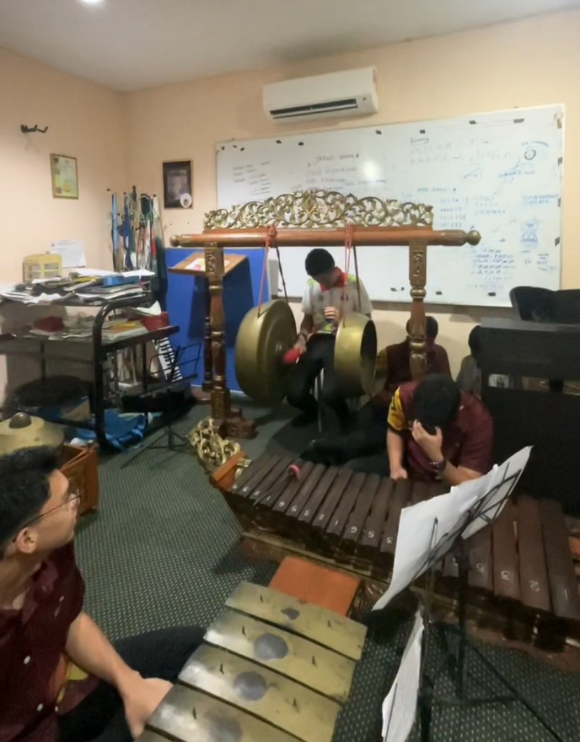 'yo phone linging' – sabah students surprise malay gamelan performance with viral meme twist