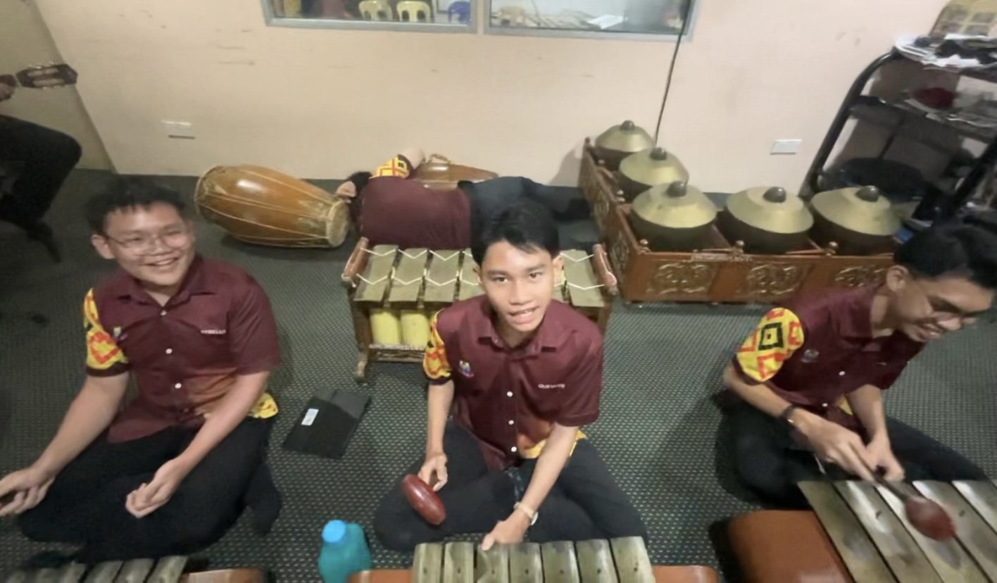 'yo phone linging' – sabah students surprise malay gamelan performance with viral meme twist