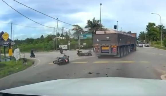 Trailer fails to stop and rams into several vehicles near traffic light in johor