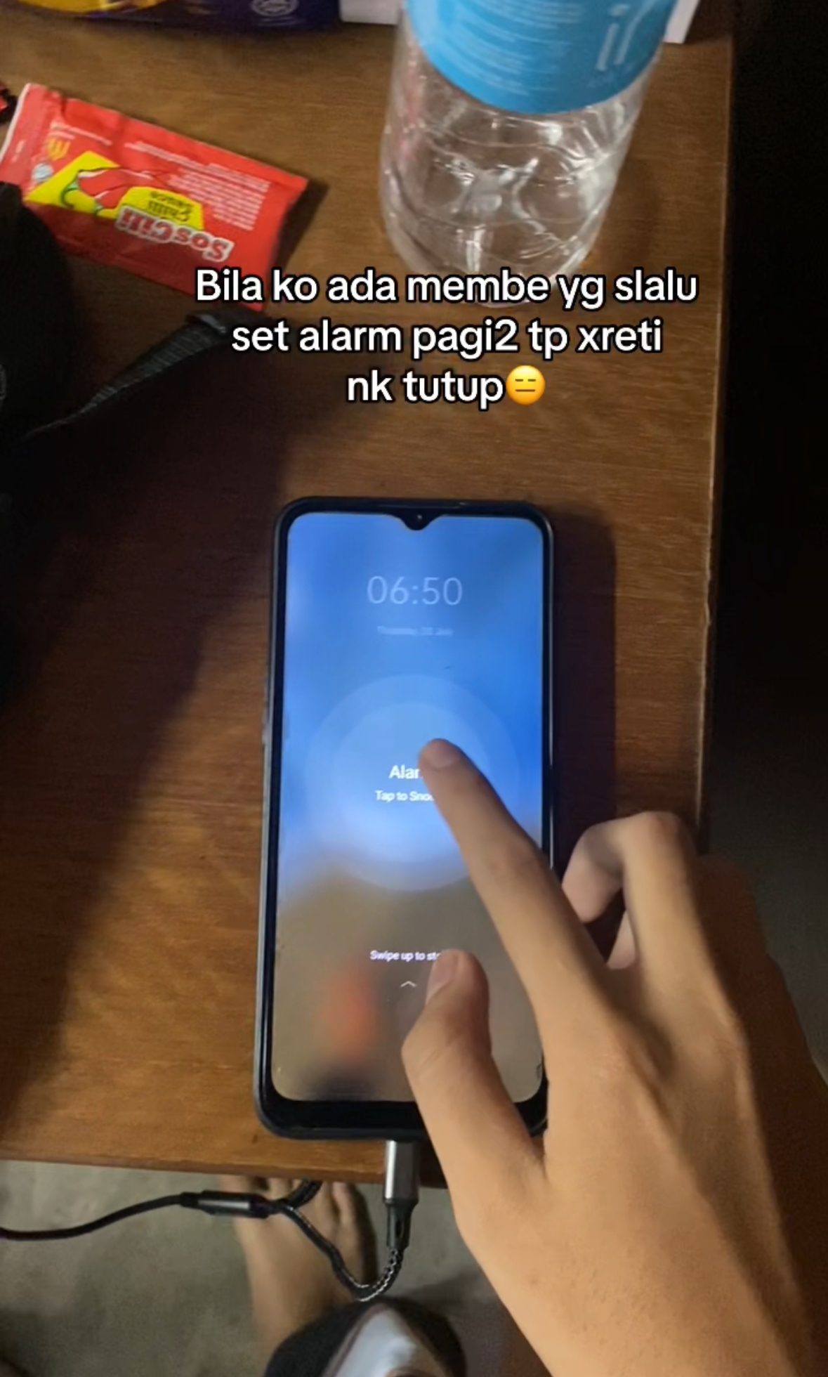 M'sian student sleeps through alarm as roommate takes math quiz at 6. 50am to turn it off