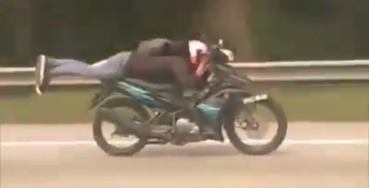 Mat rempits superman stunt