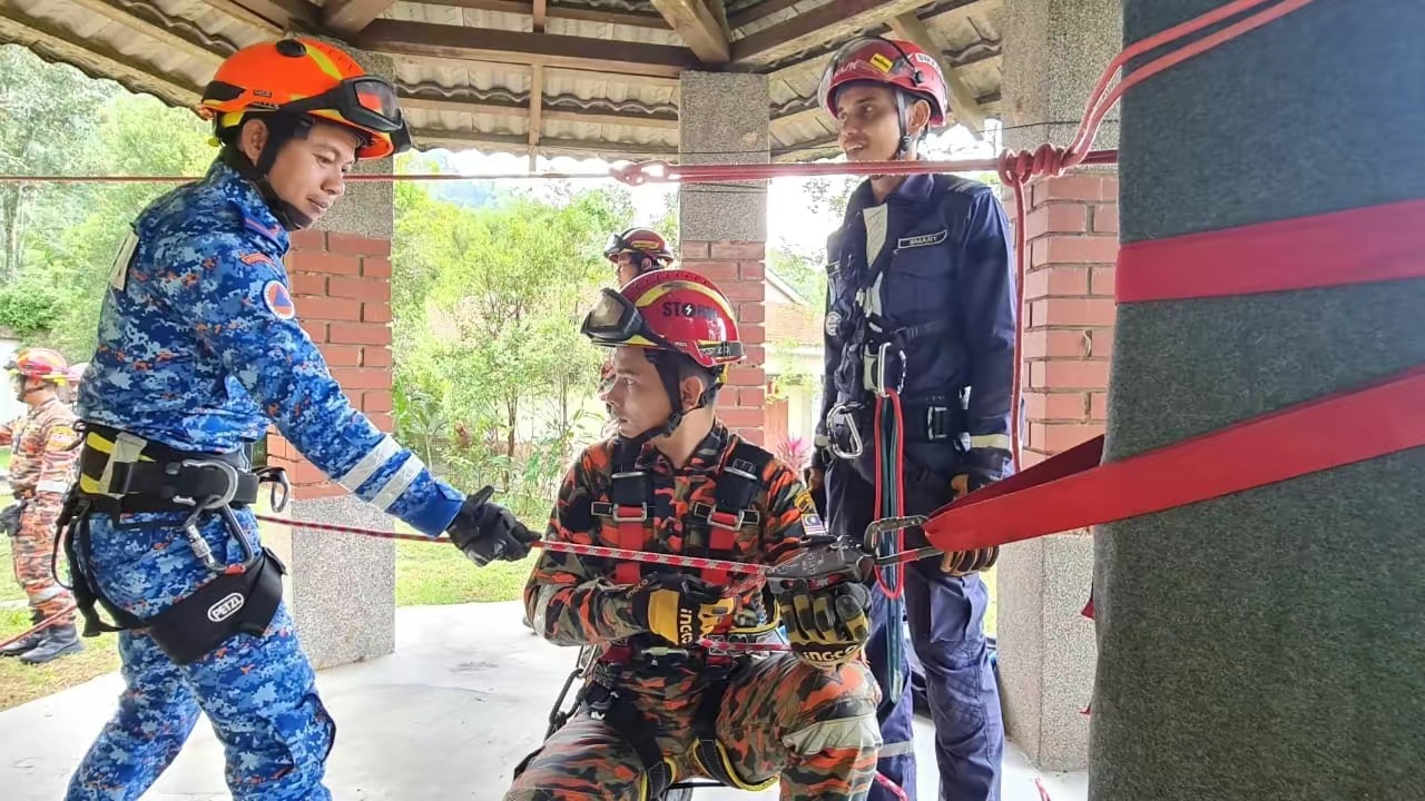 Abidul hazman - malaysian firefighter demonstration with colleagues
