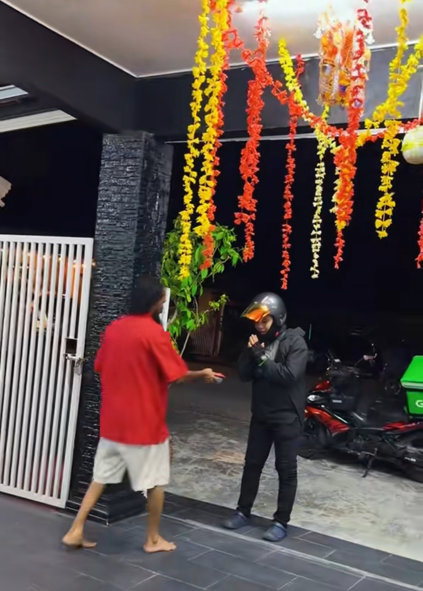 Malaysian uncle gives grab rider an ang pao & drink
