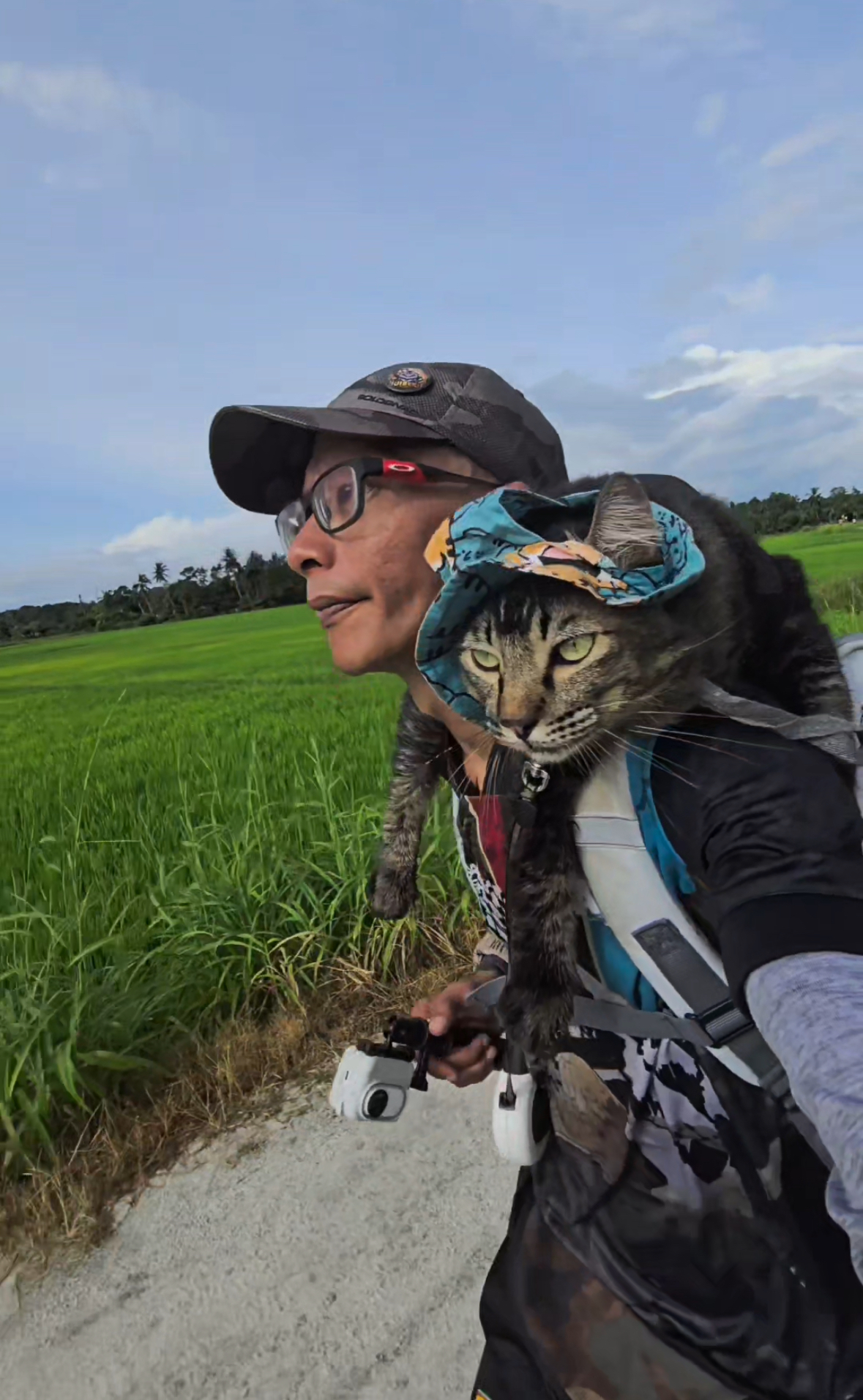 Forget running solo, m'sian man completes 10km trail race with his cat riding on his shoulder