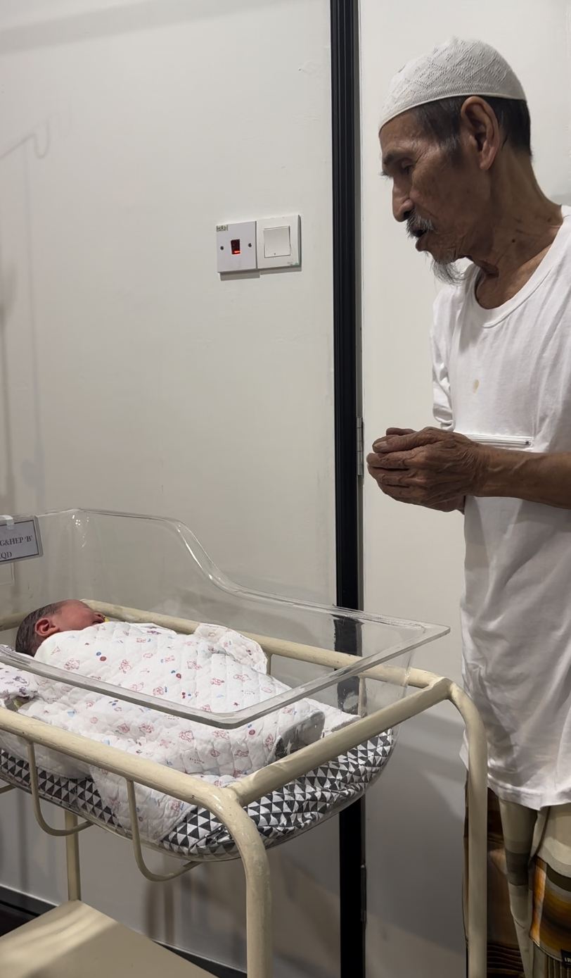 Pak yob, 80 and ummi mak ha 42 welcome their first child after 10 years of marriage