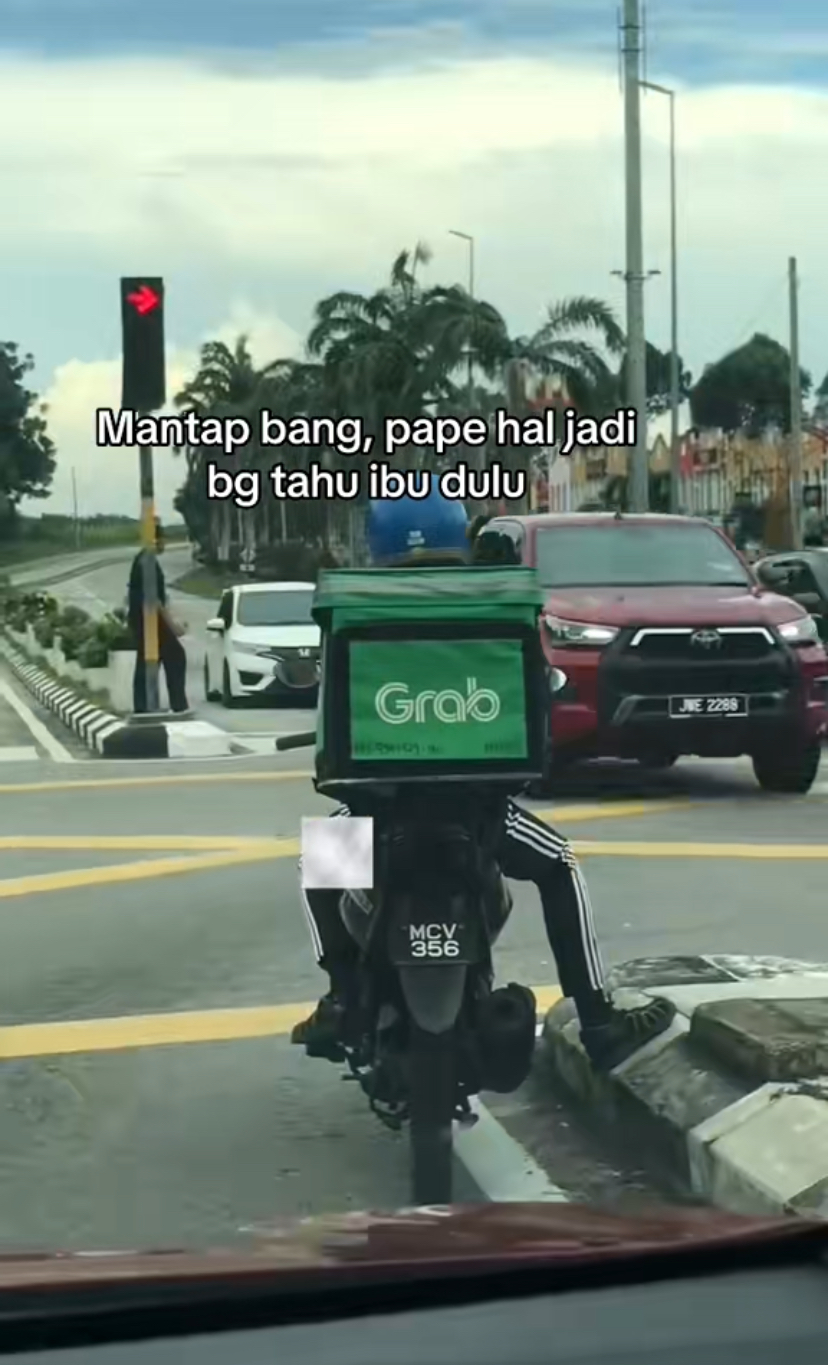 Grab rider writes mother's phone number at the back of his bag