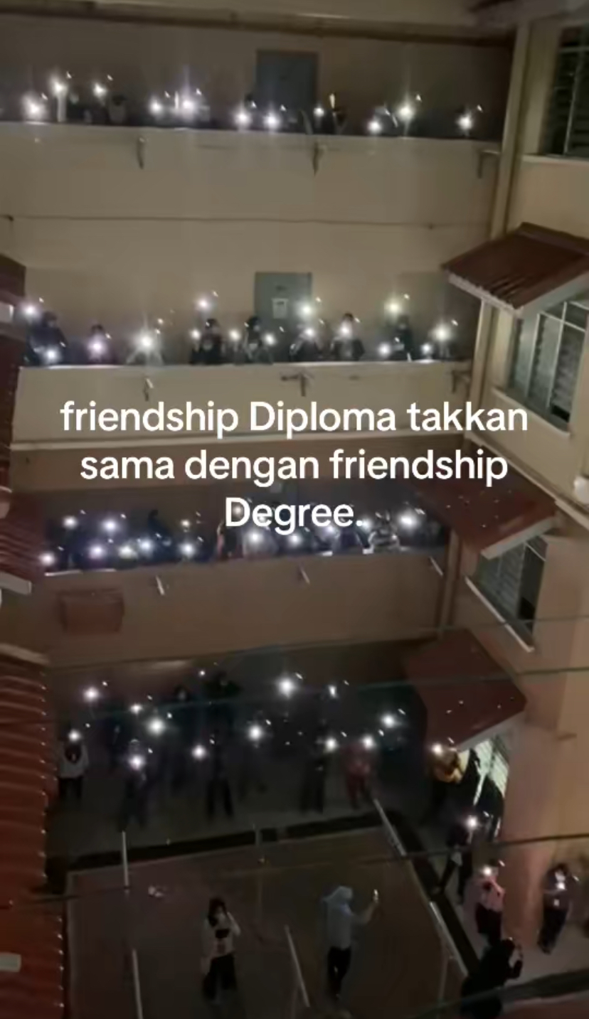 'it won't be the same' - m’sian poli students capture emotional night of friendship & memories with phone flashes | weirdkaya