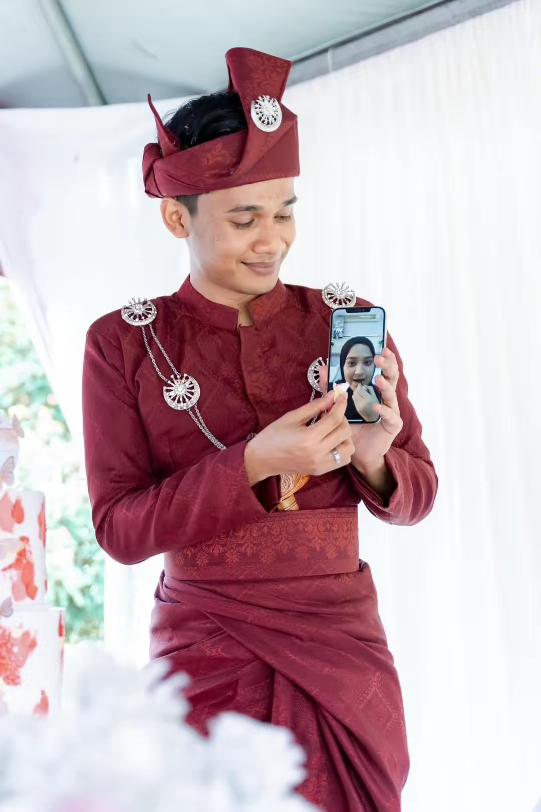 Malay man virtually feeding her wife through video call