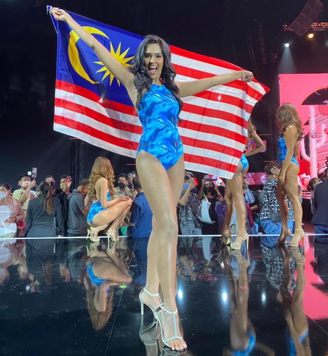 Lishalliny kanaran holding malaysia flag