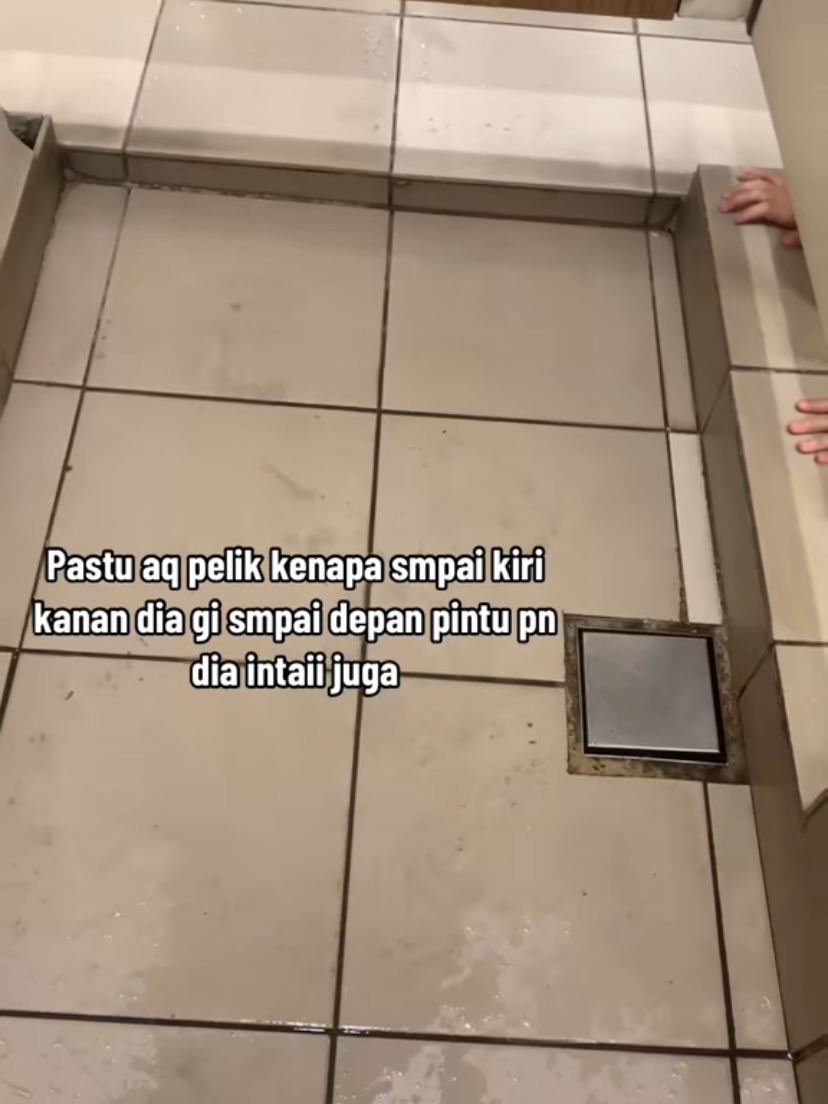M'sian man encounters child peeping underneath toilet stall at public restroom