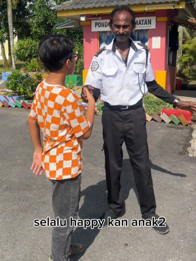 M'sian boy hugs school security guard