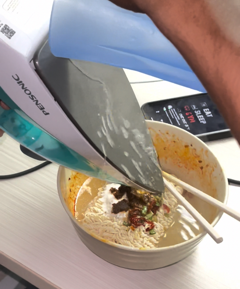 M'sian iium student cooks instant noodles using hot iron