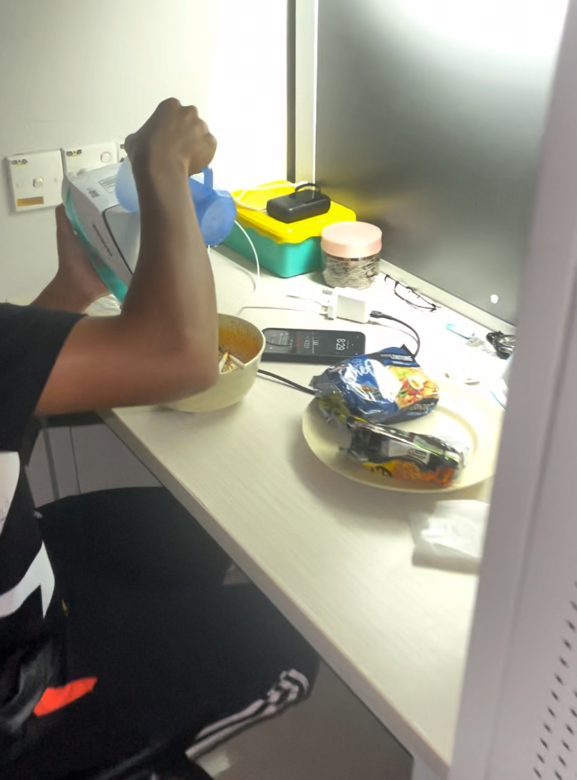 M'sian iium student cooks instant noodles using hot iron