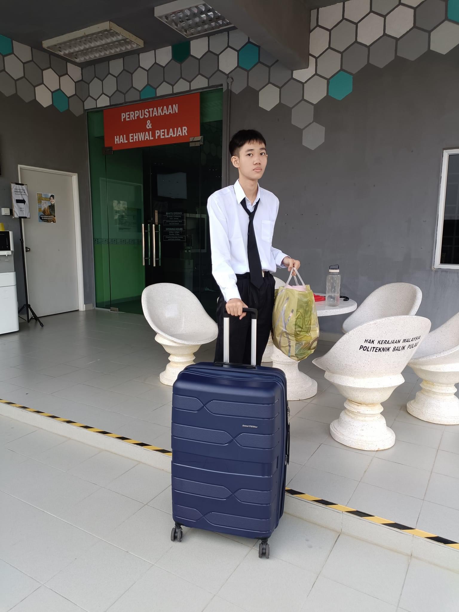 Malaysian lecturer helps student retrieve his bag - july - 2024