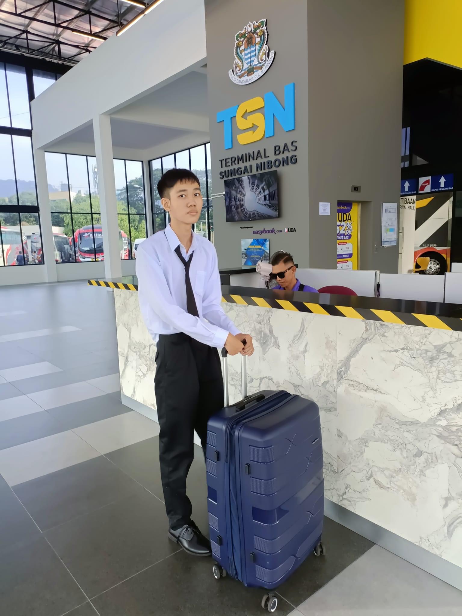 Malaysian lecturer helps student retrieve his bag - july - 2024