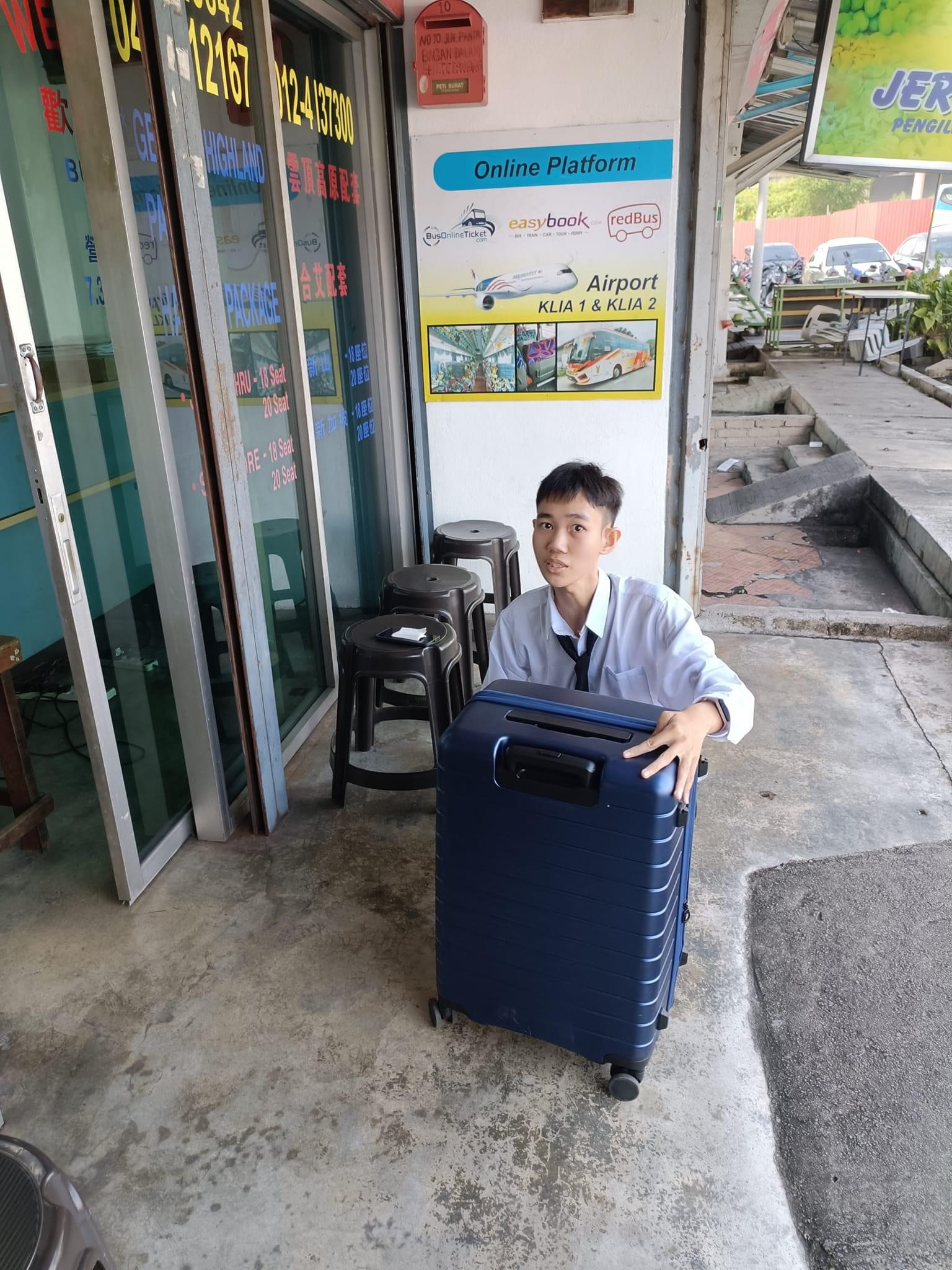 Malaysian lecturer helps student retrieve his bag - july - 2024