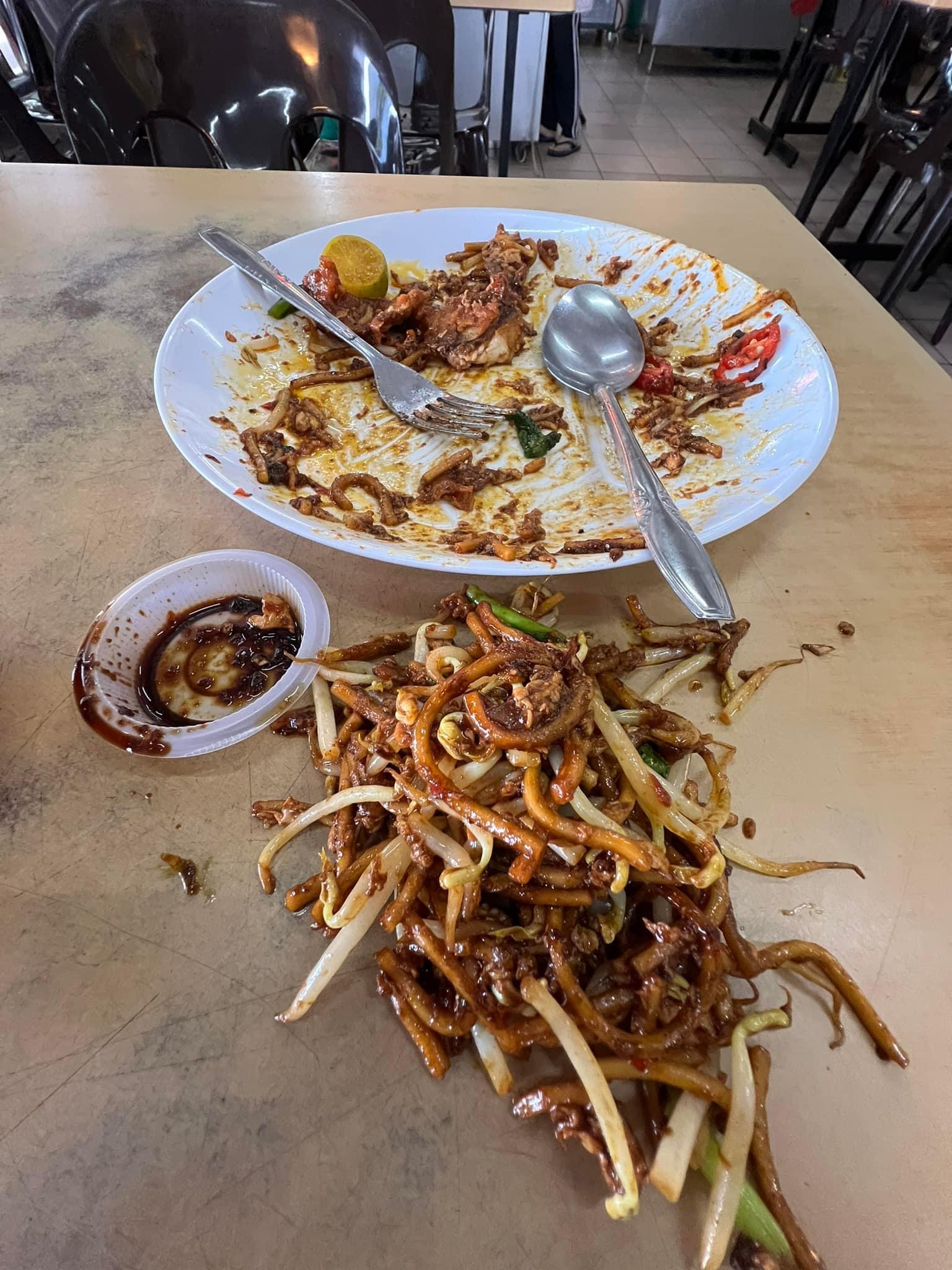M'sian man dumps meal on table to protest against seller who put taugeh into his food | weirdkaya