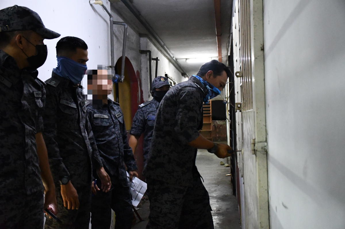 Immigration officers entering unit during Ops Sapu