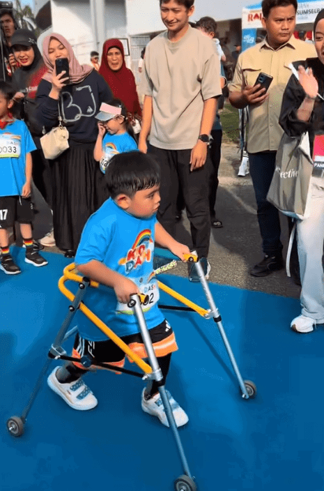 Indonesian Boy With Cerebral Palsy Finishes Race With Walking Frame (1)