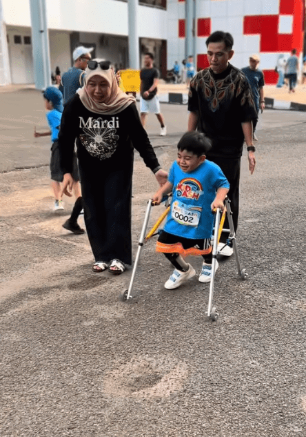 Indonesian Boy With Cerebral Palsy Finishes Race With Walking Frame (4)