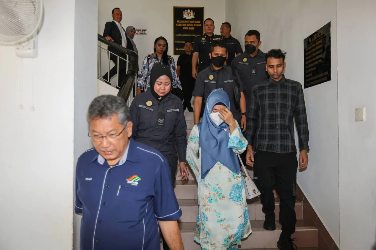 Indonesian woman fined for littering (2)