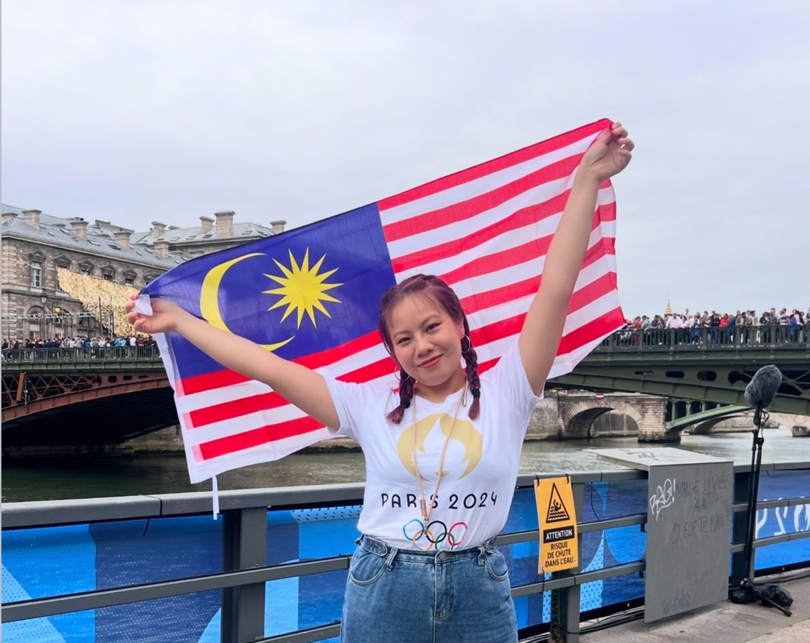 M’sian woman flies all the way to paris to catch m’sian olympic athletes in action | weirdkaya