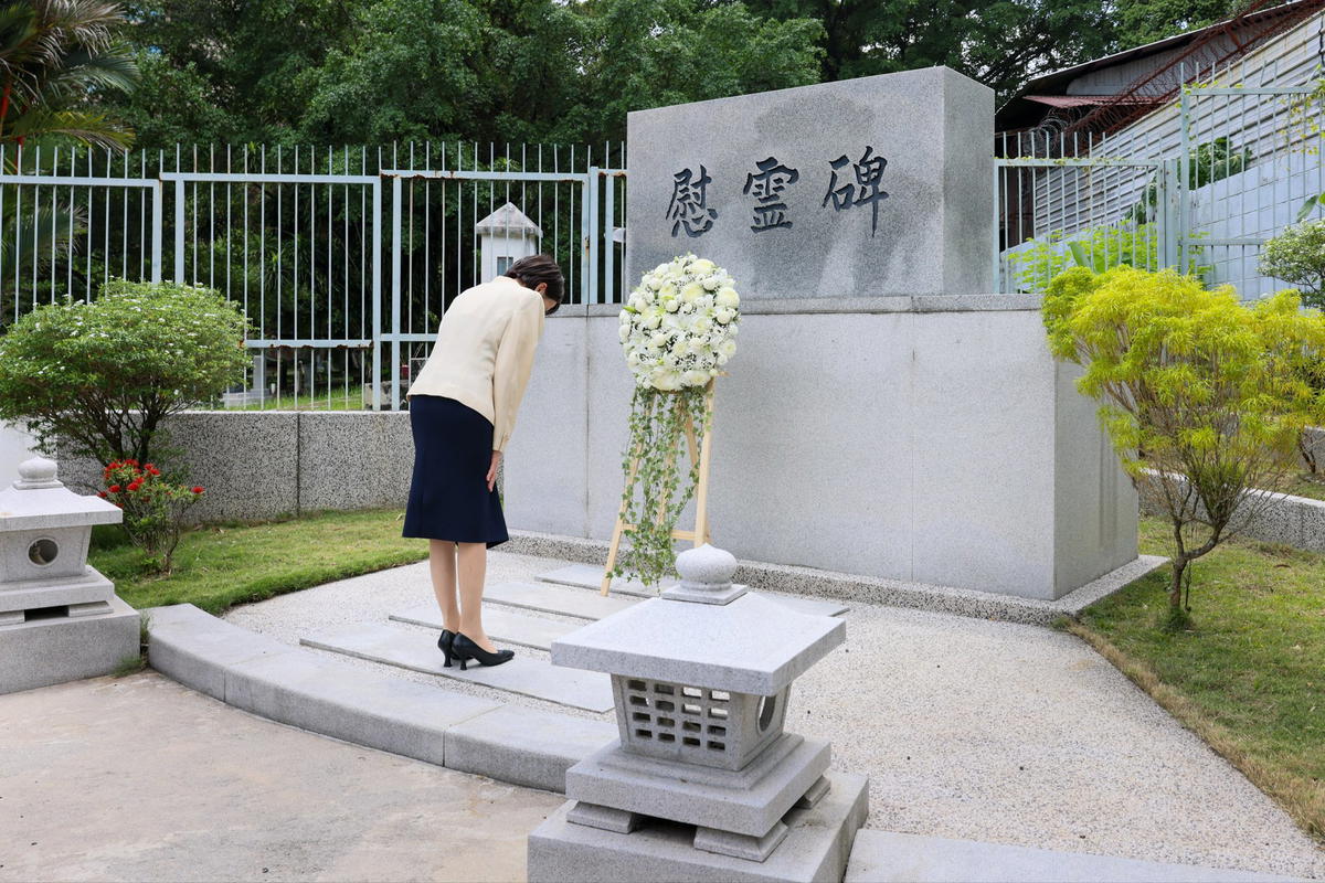 Japanese PM visiting cemetery in Malaysian
