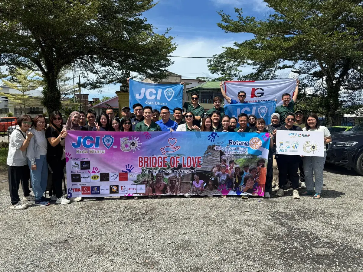 JCI Kota Bharu gives 2000 orang asli group photo