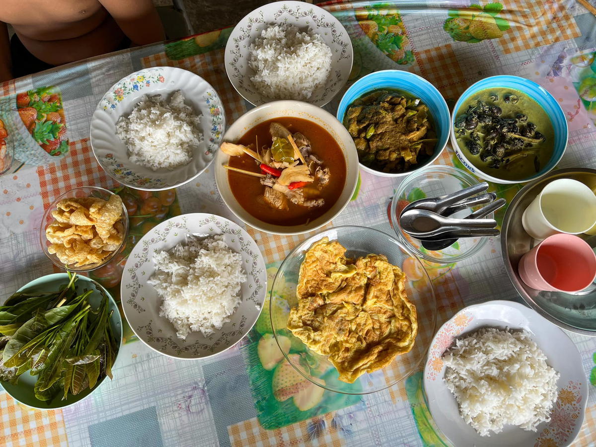 Jen enjoying her meals with her friends while travelling around west malaysia 1