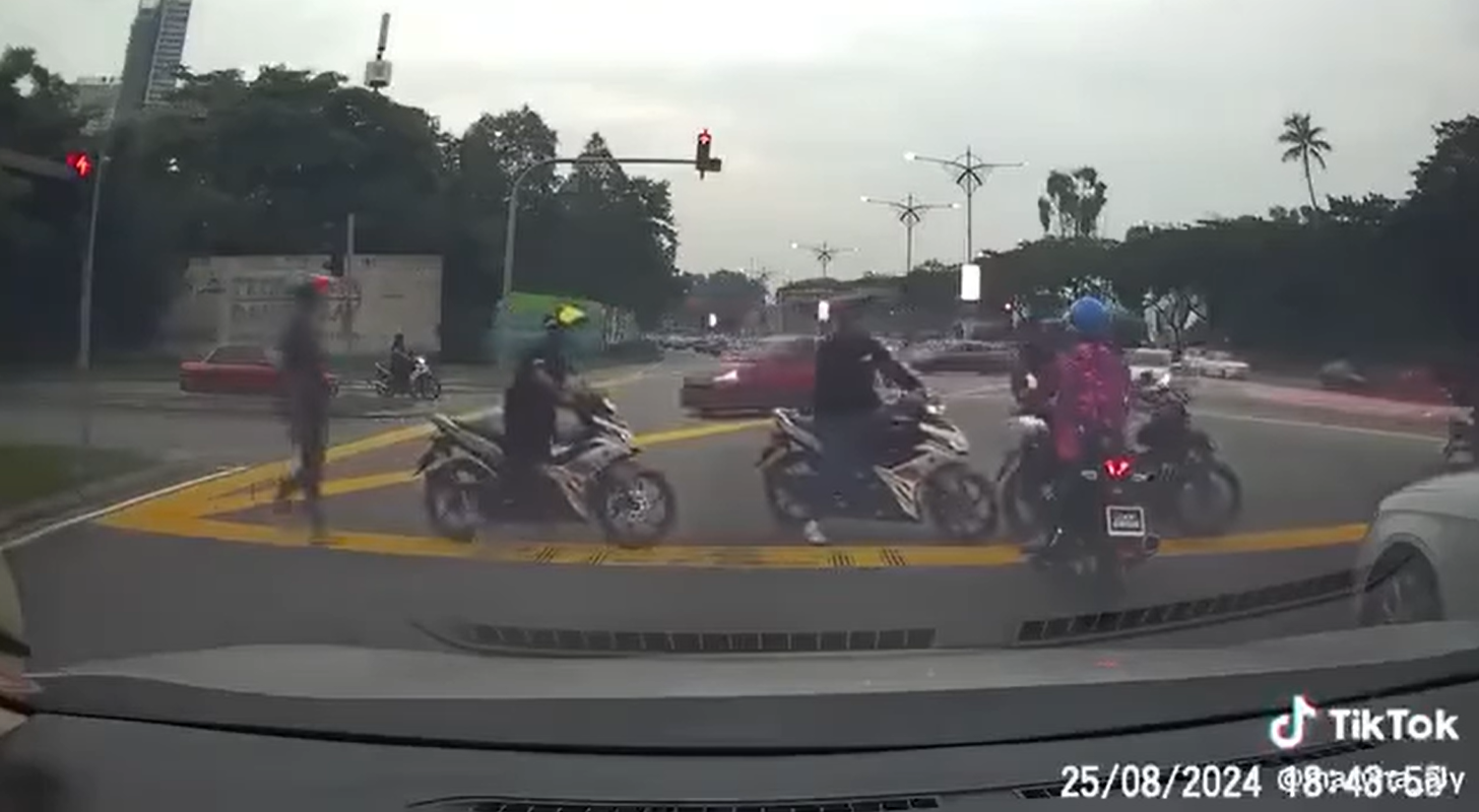 Johor police waiting for mat rempits at traffic light