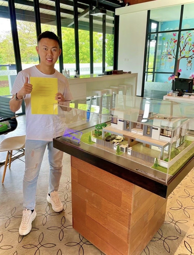 Js lim shows the semi-d he bought for his parents