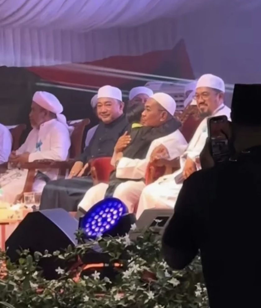 Kedah mb sanusi strikes 'love' posture to young boy, boy gives him a hug afterward  2