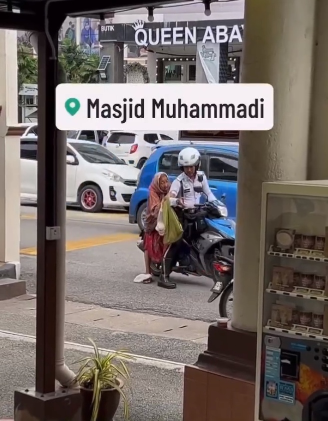 Kelantan police officer giving lift to an elderly woman