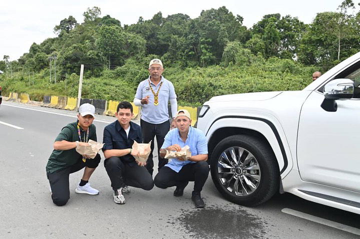 Kembara kembali borneo_ 1agong enjoys his lunch by the roadside