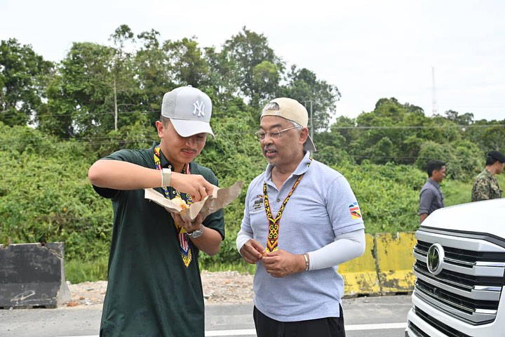 Kembara kembali borneo3_ 1agong enjoys his lunch by the roadside