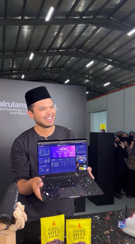Khairul aming celebrating the success of selling his latest product through tiktok shop livestream