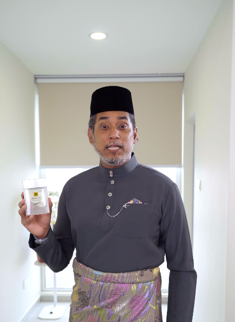 Khairy Finally Reveals His Go-To Perfume & It's A Maestro | WeirdKaya Khairy Finally Reveals His Go-To Perfume & It's A Maestro | WeirdKaya