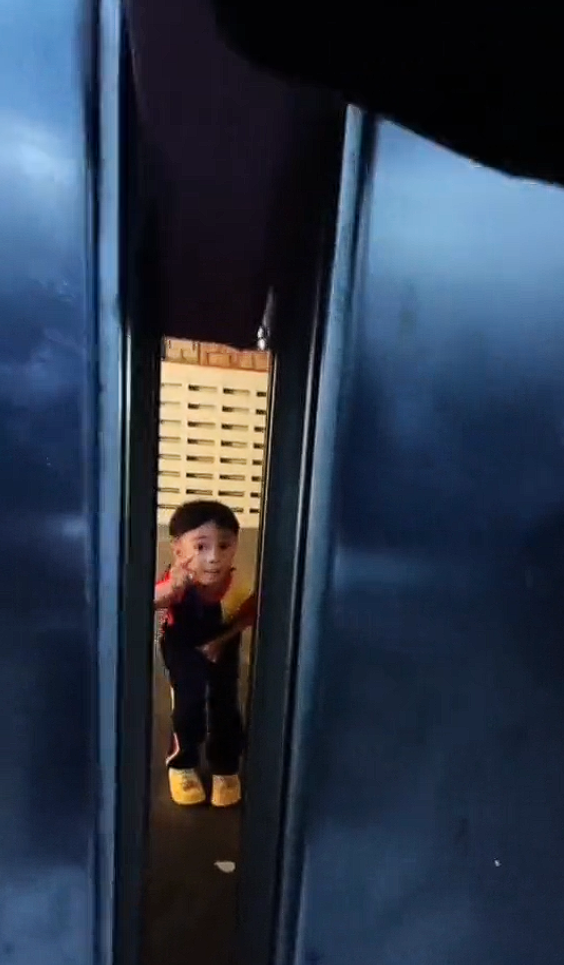 Kid looking for help while aunt get stuck in lift (3)