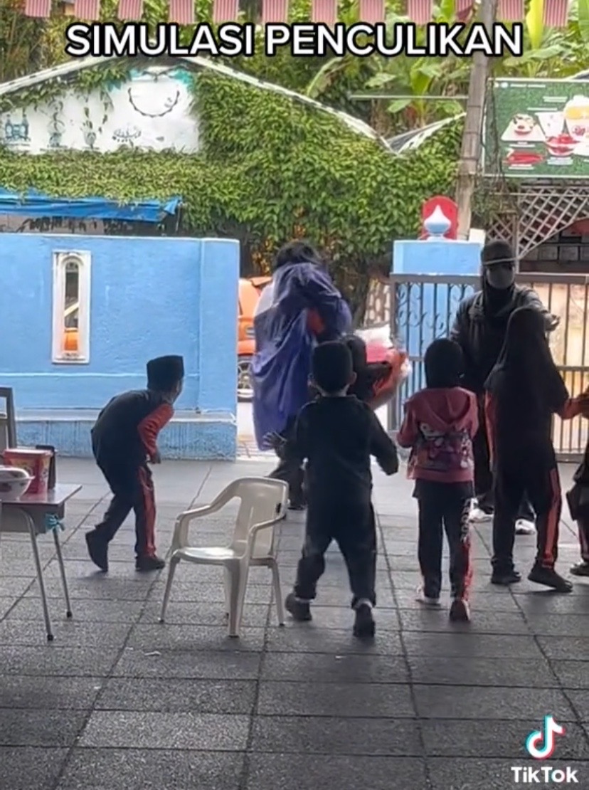 Kindergarten simulates kidnapping to warn kids of its danger, m'sians support it