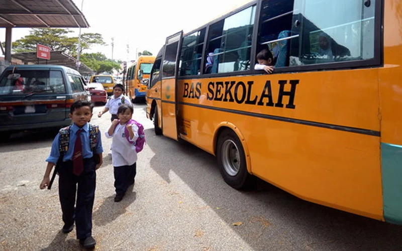 M'sian kids taking the school bus
